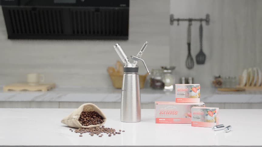 Coffee-shop-uses-cream-chargers