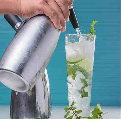 sparkling water With cream whipper